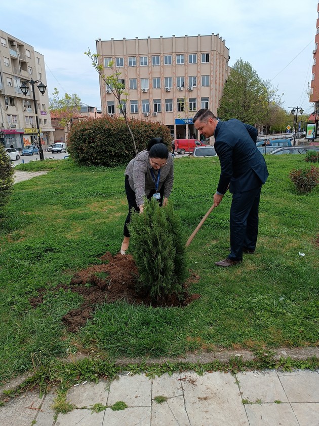 vrabotenite-vo-halkbank-go-odbelezhaa-denot-na-planetata-zemja-so-zazelenuvanje-na-prostorot-okolu-povekje-filijali-na-bankata-02_copy.jpg