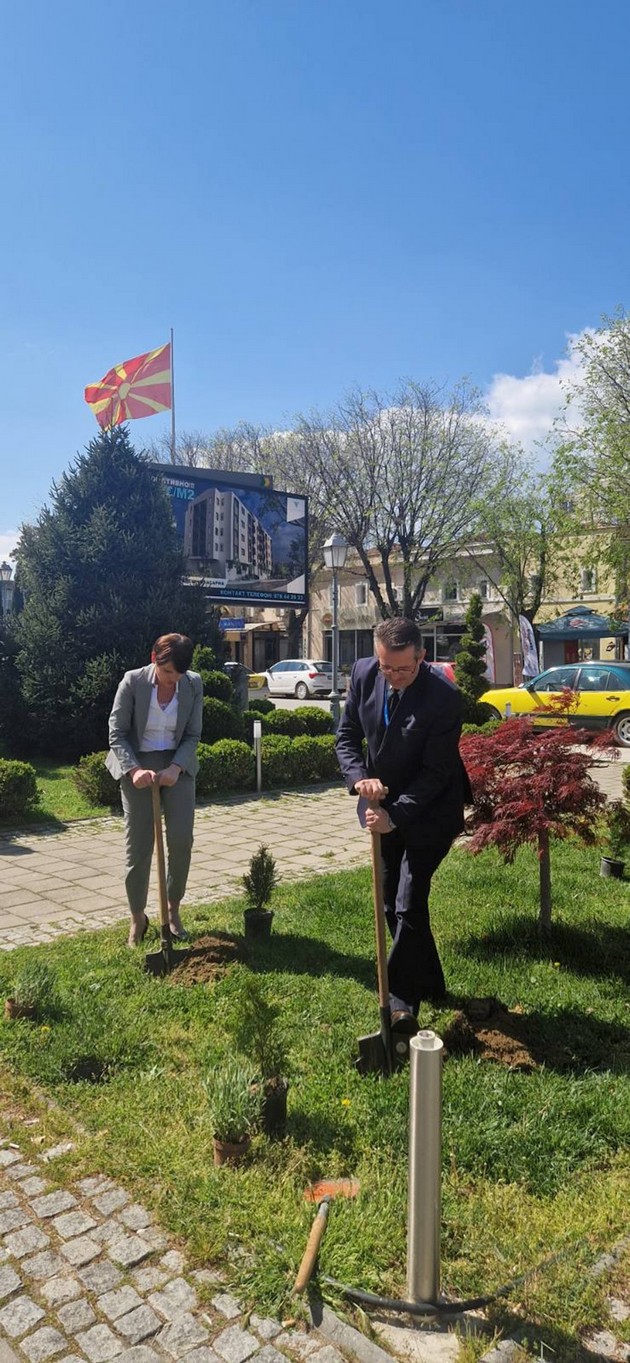 vrabotenite-vo-halkbank-go-odbelezhaa-denot-na-planetata-zemja-so-zazelenuvanje-na-prostorot-okolu-povekje-filijali-na-bankata-03.jpg