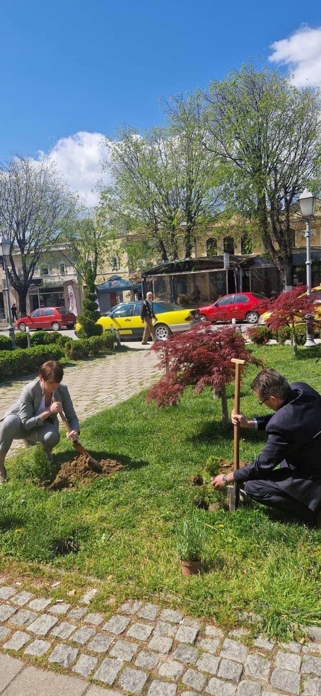 vrabotenite-vo-halkbank-go-odbelezhaa-denot-na-planetata-zemja-so-zazelenuvanje-na-prostorot-okolu-povekje-filijali-na-bankata-05.jpg