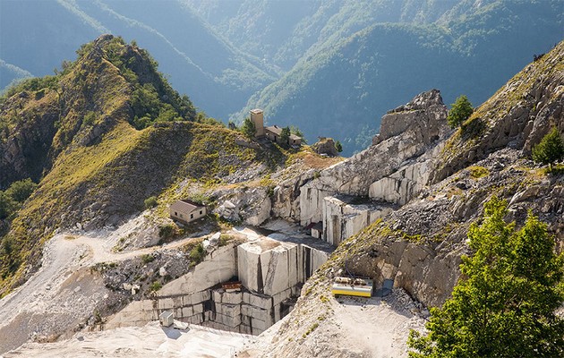 del-od-toskanskata-mermerna-planina-od-milijarda-dolari-i-vo-delata-na-rodin-i-mikelandzhelo-01_copy.jpg