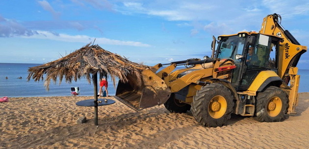 turistite-se-zhalat-na-nea-flogita-vlastite-so-bageri-gi-trgaa-lezhalkite-od-plazhata-zoshto-08.jpg