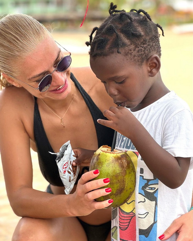 kosharkarkata-edina-musa-na-odmor-vo-afrika-pozira-vo-bikini-i-pokazha-kako-izgleda-zhivotot-na-lokalnoto-naselenie-foto-12.jpg