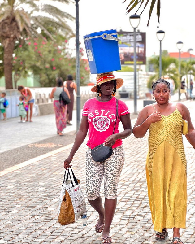 kosharkarkata-edina-musa-na-odmor-vo-afrika-pozira-vo-bikini-i-pokazha-kako-izgleda-zhivotot-na-lokalnoto-naselenie-foto-15.jpg