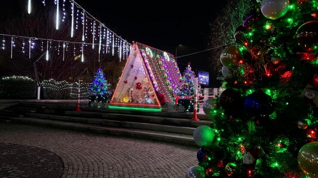 mala-elka-i-skromni-dekoracii-na-ploshtad-makedonija-kako-se-ukraseni-skopskite-opshtini-foto07.jpg