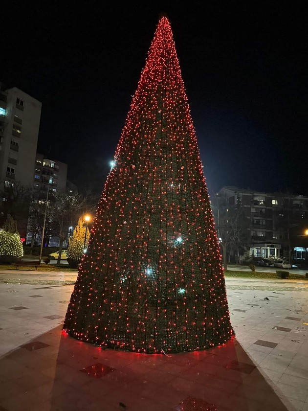 mala-elka-i-skromni-dekoracii-na-ploshtad-makedonija-kako-se-ukraseni-skopskite-opshtini-foto9.jpg