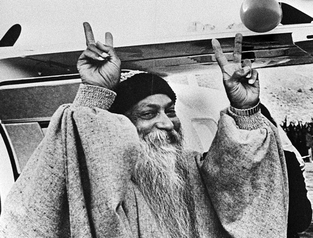 fakti-za-kontroverznata-zaednica-na-osho-vo-sad-go-narekuvale-seks-guru-zatrule-lugje-so-salmonela-06.jpg