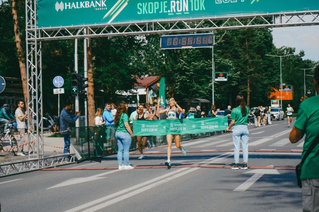 vkupno 1650 ucesnici se natprevaruvaa i zabavuvaa na osmoto izdanie na trkata halkeko skopje trca 10 km 2