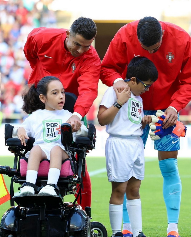 ronaldo-izleze-na-teren-so-devojche-so-cerebralna-paralica-ja-bakna-i-i-go-ispolni-sonot-foto-video-05.jpg