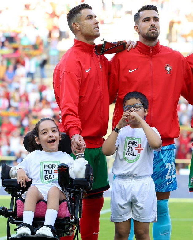 ronaldo-izleze-na-teren-so-devojche-so-cerebralna-paralica-ja-bakna-i-i-go-ispolni-sonot-foto-video-06.jpg