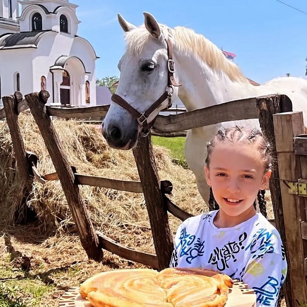 lena-od-srbija-na-samo-9-godini-pravi-burek-kako-profesionalec-go-nauchiv-zanaetot-od-tatko-mi-foto-video-02.jpg