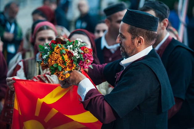 dejan-petrovski-35-godini-uchestvuva-na-galichka-svadba-zetot-sekogash-ima-trema-no-trae-do-prviot-udar-na-tapanot-10.jpg