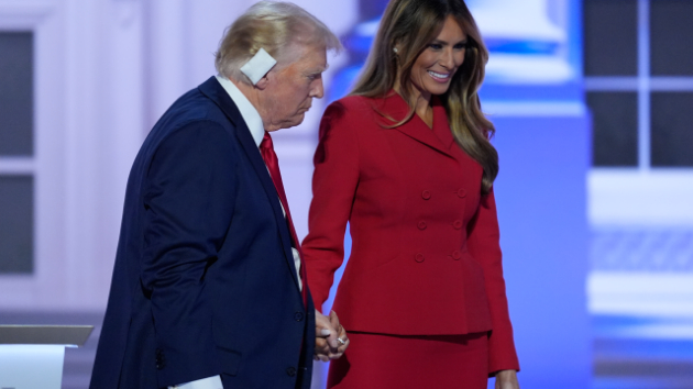 melanija-i-ivanka-tramp-modno-usoglaseni-na-prvoto-pojavuvanje-so-tramp-vo-ovaa-kampanja-poddrzhuvachite-so-flasteri-na-ushite-02.jpg