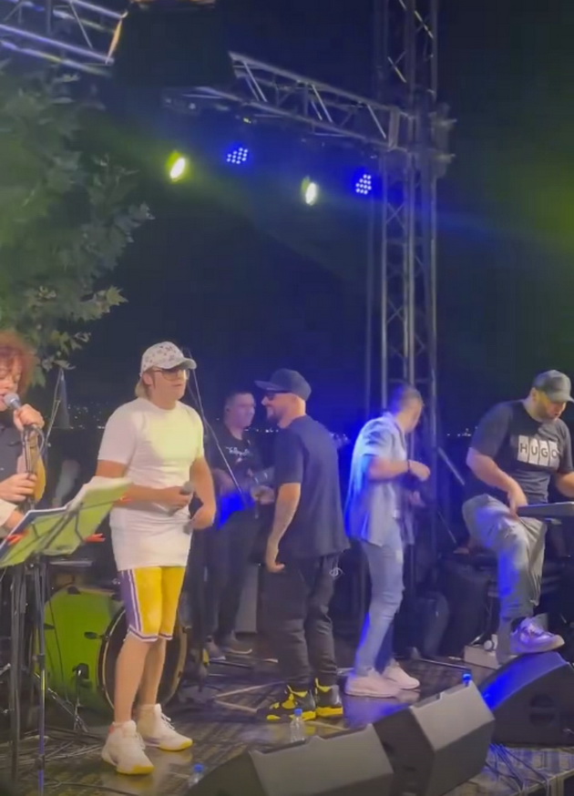 mu-posvetija-pesna-na-zoki-faci-gi-ispeaja-najgolemite-hitovi-vrchak-i-dnk-na-koncert-vo-ohrid-16.jpg