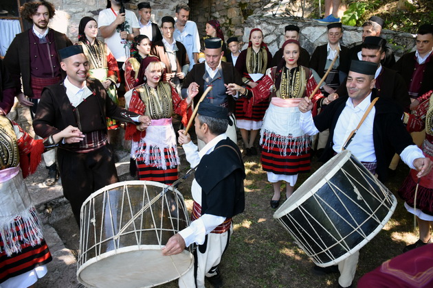 so-zurli-i-tapani-sred-selo-i-preku-30-obichai-stefana-i-darijan-se-venchaa-na-galichka-svadba-2024-10.jpg