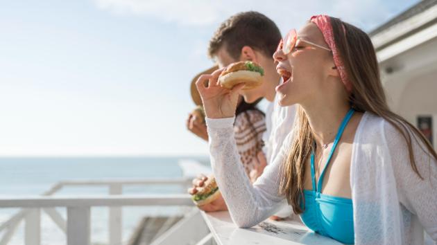 popularni-letni-mitovi-kremata-so-spf-50-shtiti-povekje-od-taa-so-spf-30-plivanjeto-so-poln-stomak-e-opasno-04.jpg