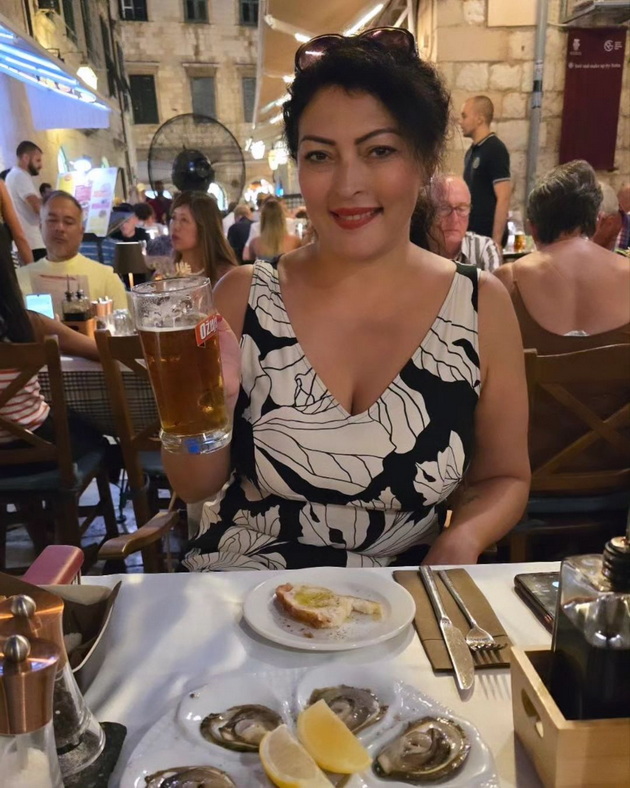 tatjana-stojanovska-i-soprugot-mihail-na-odmor-vo-dubrovnik-vechera-so-pivo-proshetki-niz-gradot-foto-06.jpg