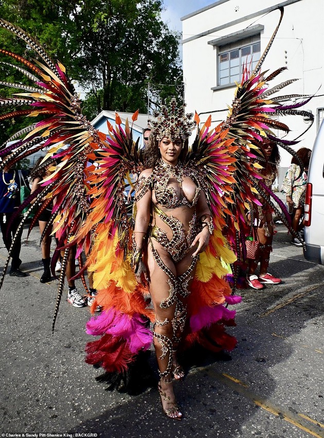 rijana-gorda-na-oblinite-po-bremenosta-blesna-vo-raskoshen-kostim-od-kristali-na-karneval-vo-barbados-foto-02.jpg