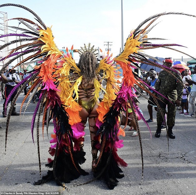 rijana-gorda-na-oblinite-po-bremenosta-blesna-vo-raskoshen-kostim-od-kristali-na-karneval-vo-barbados-foto-3.jpg