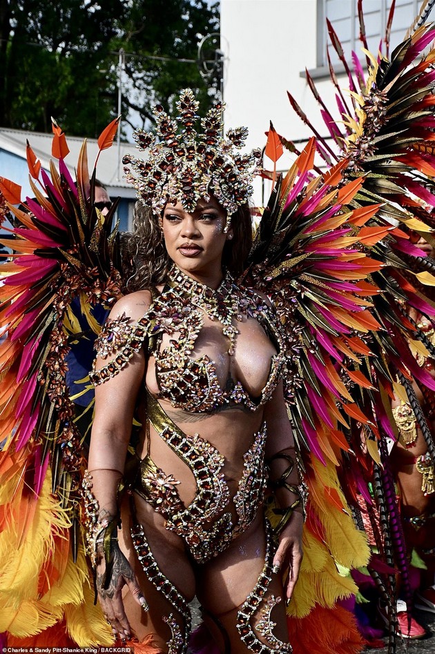 rijana-gorda-na-oblinite-po-bremenosta-blesna-vo-raskoshen-kostim-od-kristali-na-karneval-vo-barbados-foto-4.jpg