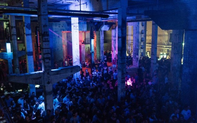 vodich-za-vlez-vo-kultniot-berlinski-klub-berghajn-03.jpg