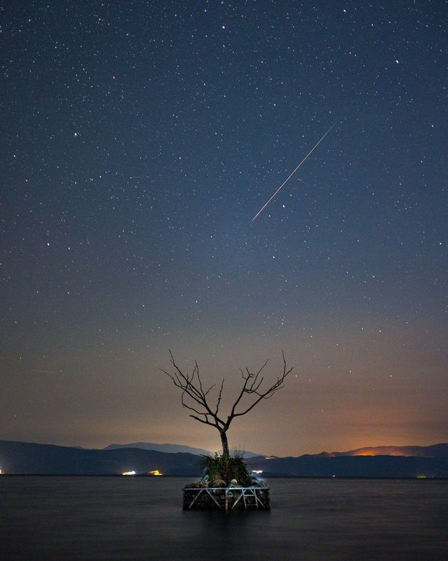 meteor-nad-ohridskoto-ezero-fotografot-riste-spirkovski-spodeli-fotka-od-meteorskiot-dozhd-perseidi-02.jpg