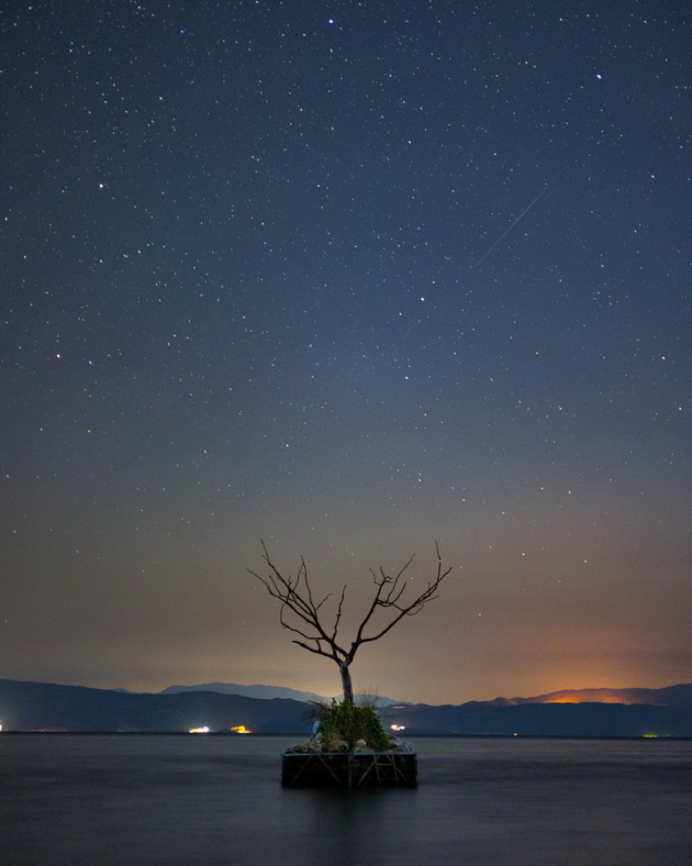 meteor-nad-ohridskoto-ezero-fotografot-riste-spiroski-spodeli-fotka-od-meteorskiot-dozhd-perseidi-10.jpg