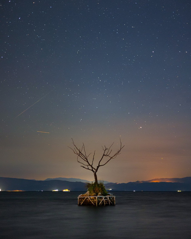 meteor-nad-ohridskoto-ezero-fotografot-riste-spiroski-spodeli-fotka-od-meteorskiot-dozhd-perseidi-11.jpg