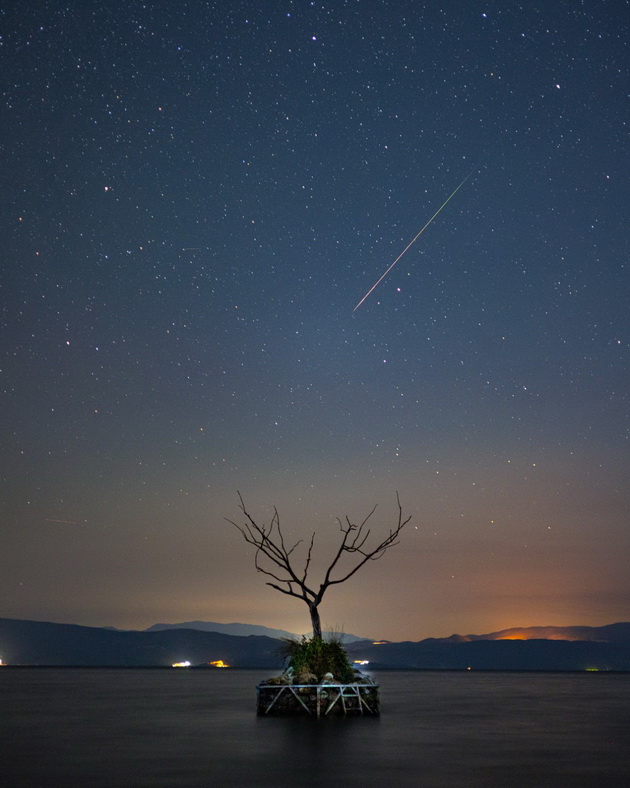 meteor-nad-ohridskoto-ezero-fotografot-riste-spiroski-spodeli-fotka-od-meteorskiot-dozhd-perseidi-12.jpg