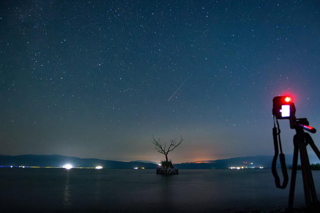 meteor-nad-ohridskoto-ezero-fotografot-riste-spiroski-spodeli-fotka-od-meteorskiot-dozhd-perseidi-13.jpg