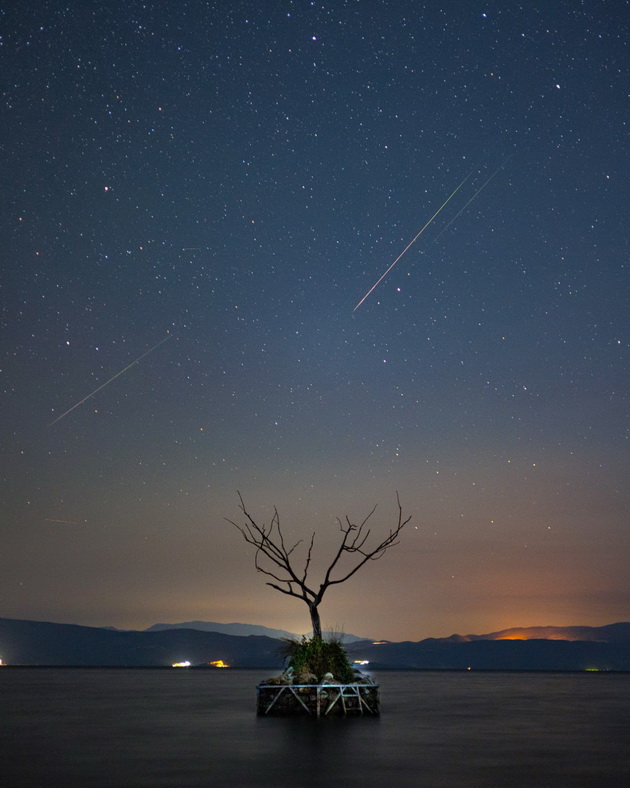 meteor-nad-ohridskoto-ezero-fotografot-riste-spiroski-spodeli-fotka-od-meteorskiot-dozhd-perseidi-14.jpg