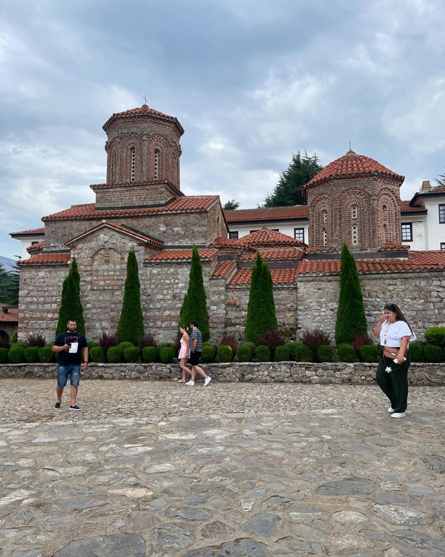 sloboda-mikjalovikj-voodushevena-od-ohrid-spodeli-fotki-od-sveti-naum-kade-uzhivashe-so-kolegite-09.jpg