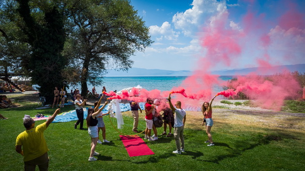 zaprosuvanje-so-paraglajder-ljupcho-od-kichevo-so-prsten-ja-docheka-svrshenicata-koga-taa-sleta-na-zemja-04.jpg