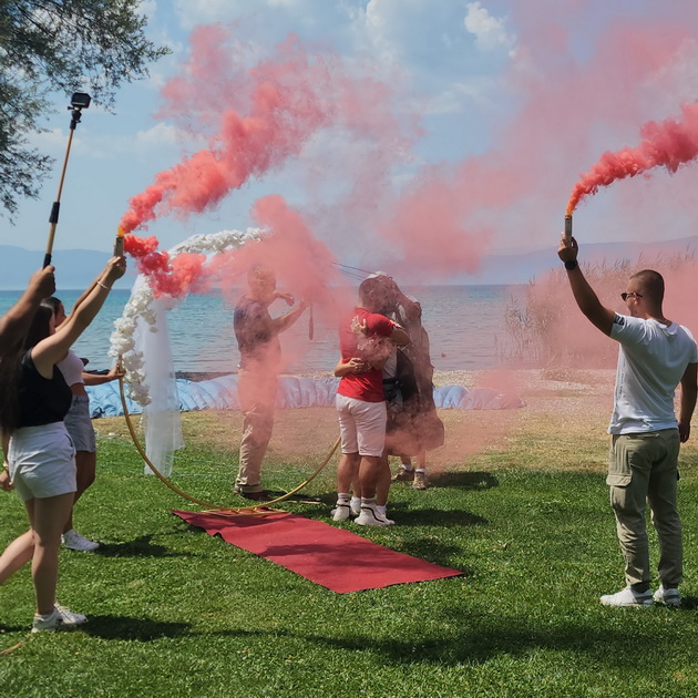 zaprosuvanje-so-paraglajder-ljupcho-od-kichevo-so-prsten-ja-docheka-svrshenicata-koga-taa-sleta-na-zemja-06.jpg