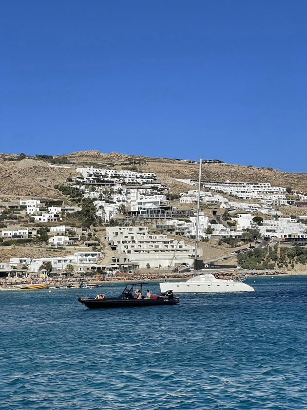 fotografot-badstef-letuvashe-na-mikonos-djin-tonik-e-od-25-nagore-a-najevtina-lezhalka-na-plazha-e-60-31.jpg