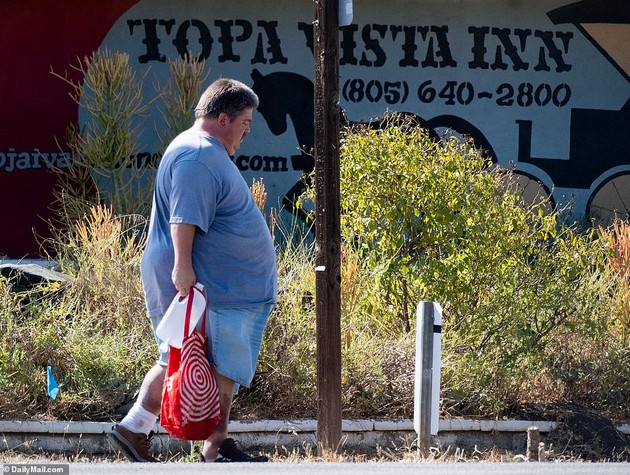 posinokot-na-barbara-strejsend-zhivee-vo-siromashtija-spie-vo-evtin-motel-bara-hrana-po-kontejneri-foto-05.JPG