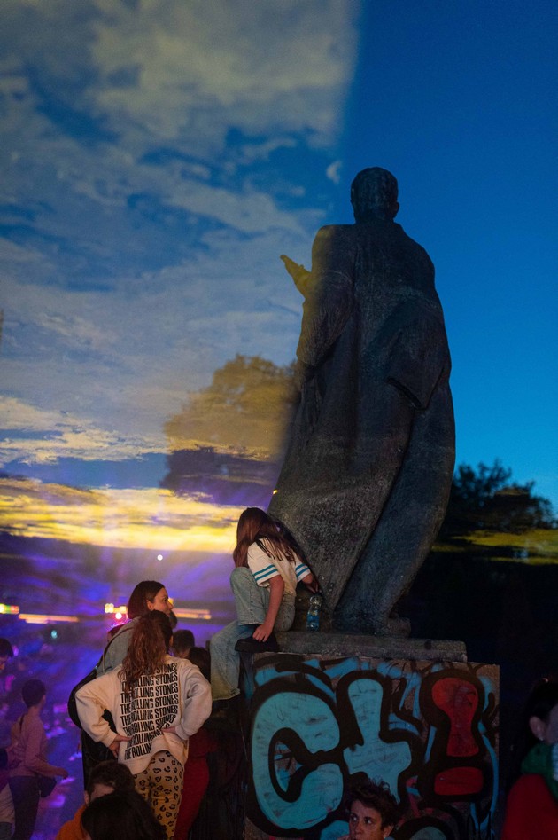 rodenden-za-pametenje-skopsko-ja-proslavi-golemata-stotka-so-domashna-muzika-i-spektakularno-shou-na-dronovi-vo-gradskiot-park-02.JPG