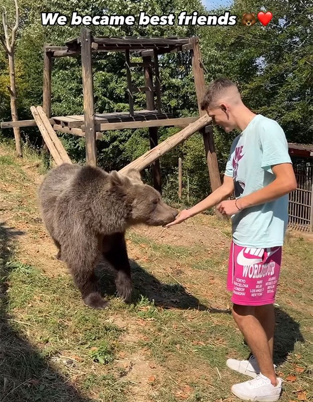 srpski-influenser-kritikuvan-za-viralno-video-se-snima-vo-duvlo-na-mechka-ili-si-lud-ili-mechkite-se-pitomi-04.JPG