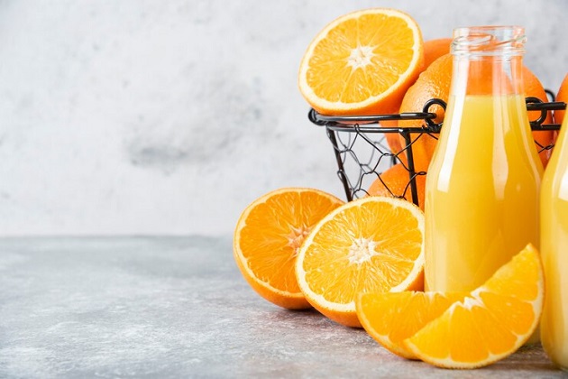 glass-pitcher-juice-with-fresh-orange-fruits-stone-table_114579-blendirano-ovoshje-nasproti-ovoshen-sok-shto-e-podobro-za-vasheto-zdravje-02.jpg