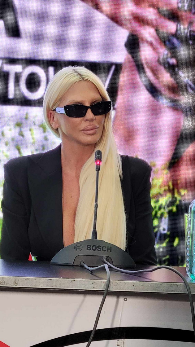 jelena-karleusha-izdominira-vo-crno-vo-skopje-ne-dojdov-tuka-da-se-obogatam-jas-sum-bogata-zhena-11_copy.jpg