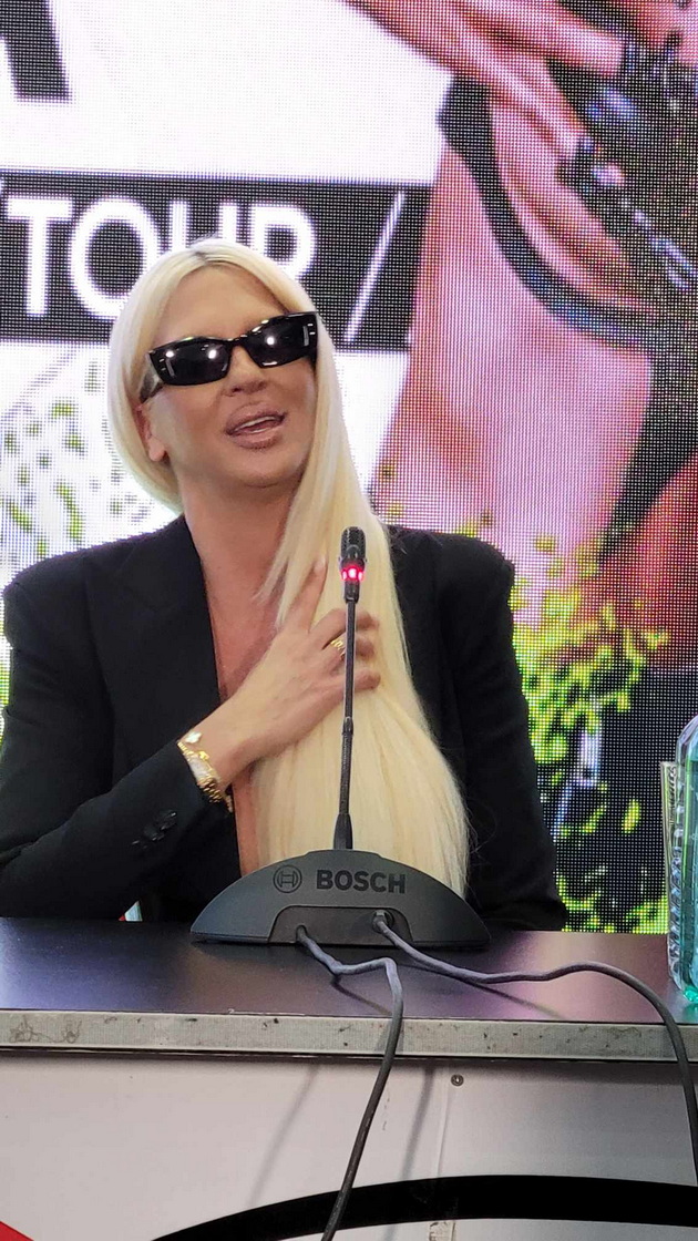 jelena-karleusha-izdominira-vo-crno-vo-skopje-ne-dojdov-tuka-da-se-obogatam-jas-sum-bogata-zhena-17_copy.jpg