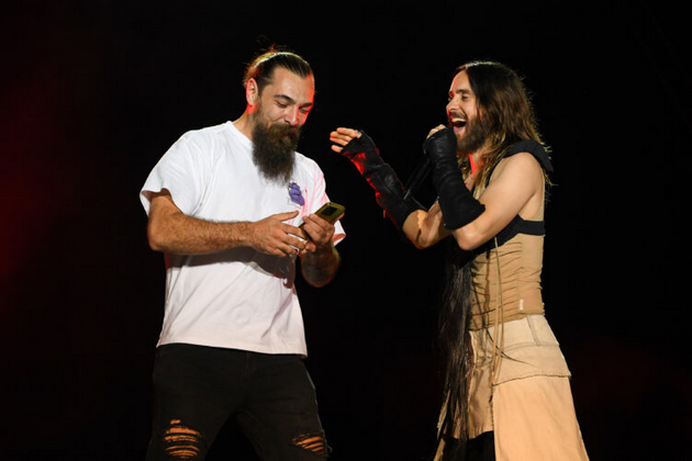 beshe-spektakularno-koj-e-makedonecot-shto-zavrshi-na-scena-vo-pregratka-na-djared-leto-na-koncert-vo-belgrad-02.png