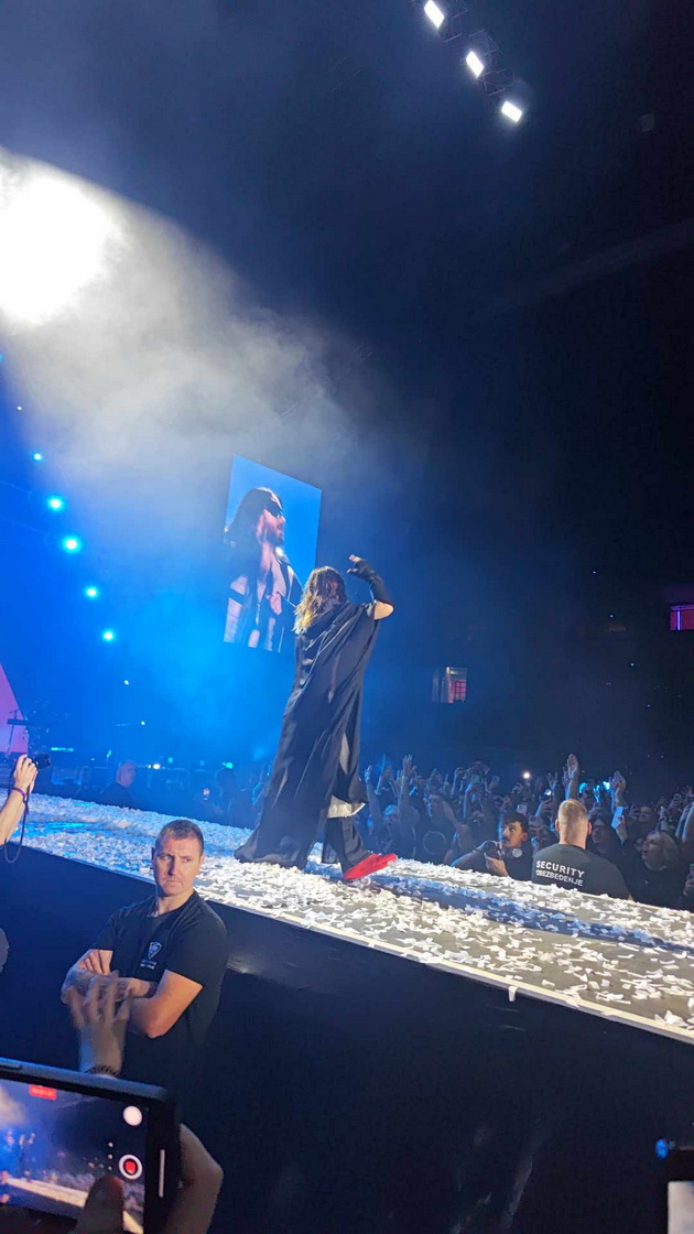 beshe-spektakularno-koj-e-makedonecot-shto-zavrshi-na-scena-vo-pregratka-na-djared-leto-na-koncert-vo-belgrad-07.jpg