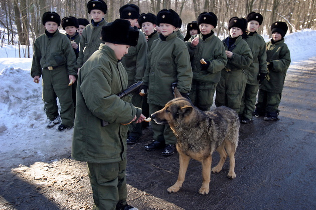 na-4-godini-go-izbrkale-od-doma-2-godini-zhiveel-so-ulichni-kuchinja-neverojatnata-prikazna-na-ivan-mishukov-od-rusija-09.jpg