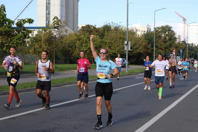 marko-noveski-so-bliznacite-igor-angelov-21km-koi-poznati-makedonci-trchaa-na-skopski-maraton-2024-04.jpg