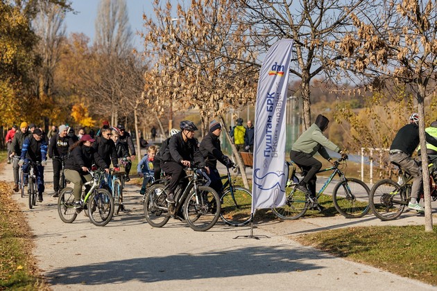 gragjanite-vozea-velosipedi-i-iscrtaa-mustakj-za-podiganje-na-svesta-za-mashkoto-zdravje-na-golemiot-nastan-na-dm-drogerie-markt-06.JPG