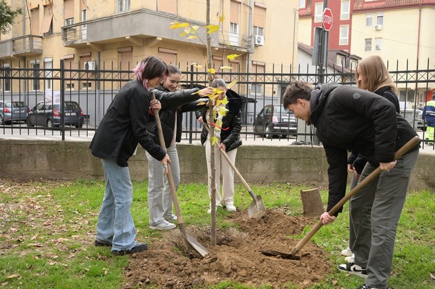 johan-hajnrih-pestaloci-e-domakjin-na-14-tiot-penziski-park-vo-ramki-na-kampanjata-zasadi-zhelba-01.JPG