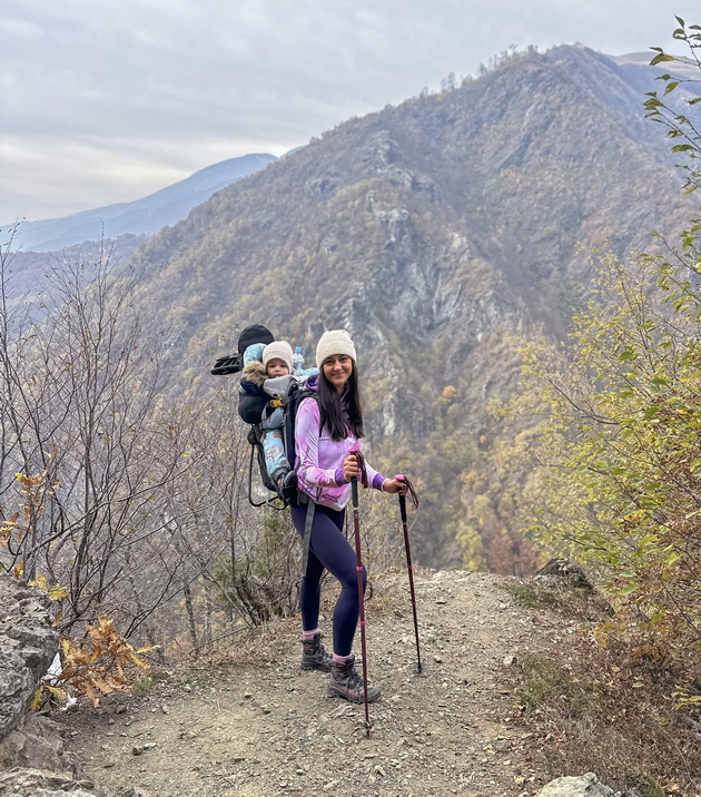 aleksandra-od-skopje-majka-shto-postojano-se-kachuva-na-vodno-so-sinot-3-go-nosev-vo-kengur-na-vodno-ushte-od-nekolku-mesechna-vozrast-02.jpg