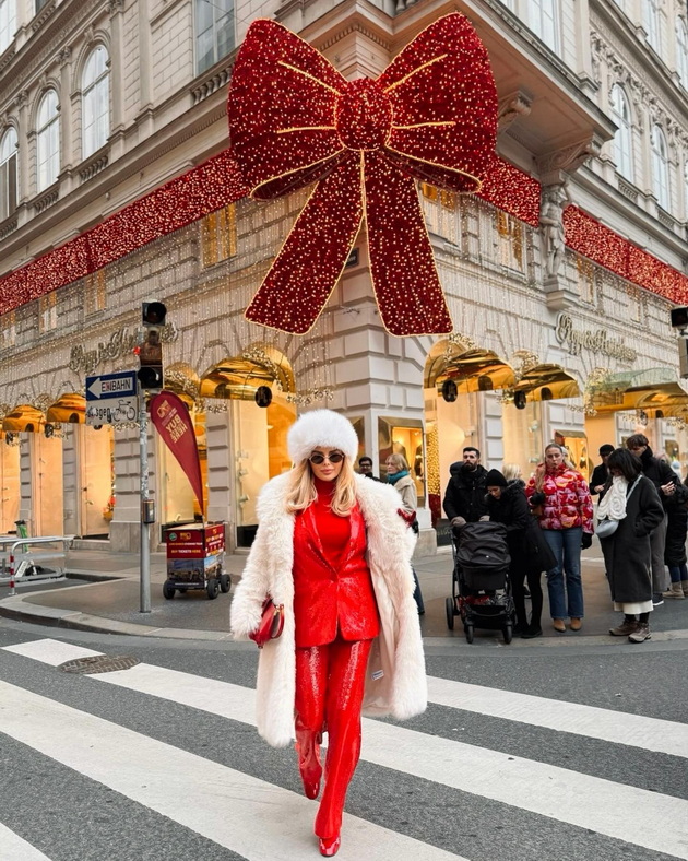 elena-najdoski-vo-sovrsheni-modni-izdanija-uzhiva-vo-praznichnata-magija-vo-viena-foto-03.jpg