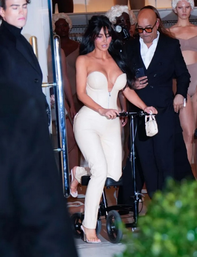 kim-kardashijan-na-skrshenoto-stapalo-si-stavi-gips-so-oblik-na-visoka-potpetica-crveni-nokti-05.jpg