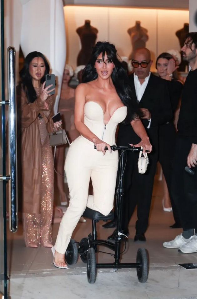 kim-kardashijan-na-skrshenoto-stapalo-si-stavi-gips-so-oblik-na-visoka-potpetica-crveni-nokti-06.jpg